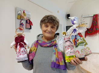Оберіг для ЗСУ – як конотопська майстриня створює ляльки-мотанки