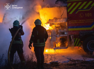У Сумах ворог свідомо атакував рятувальників: знищено пожежний автомобіль (відео)