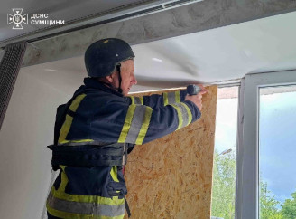 У Глухові рятувальники закрили майже 40 вибитих вікон у пошкодженій лікарні