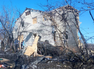 У Сумах тривають аварійні роботи після влучання КАБу в житловий квартал