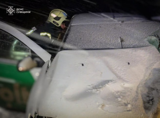 Рятувальники визволили чоловіка, якого затиснуло в салоні внаслідок нічної ДТП