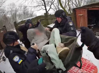 Рятувальна операція під вогнем: поліцейські вивезли з прикордоння хвору жінку та пенсіонерку