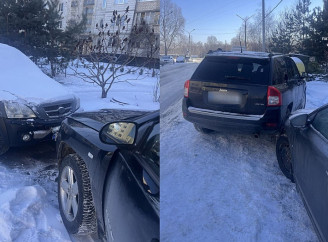 У Сумах водійка джипу протаранила два припарковані авто