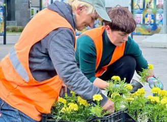 Люди в помаранчевих жилетах - як у Сумах щодня наводять лад у скверах і на вулицях 