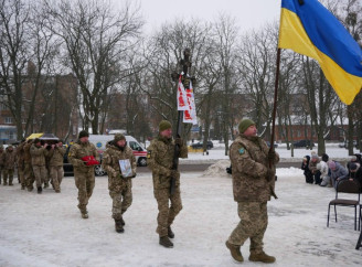 Повернувся на щиті через два роки: у Ромнах провели в останню путь старшого сержанта Олександра Стрижевського