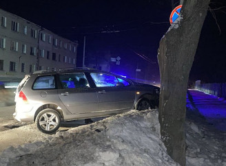 ДТП на Петропавлівській: нетверезий водій протаранив електроопору