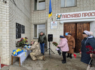 П’ять імен назавжди: на фасаді школи на Лебединщині відкрили меморіальні дошки Героям