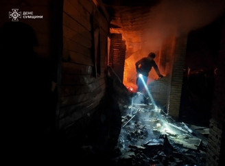 Нічна атака на Кролевець: рятувальники ліквідували пожежу в житловому секторі