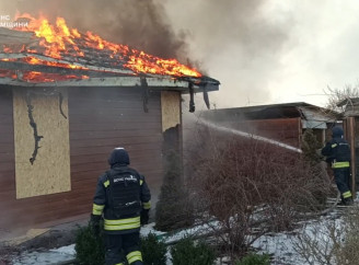 Гасили під обстрілами: у Стецьківці рятувальники ліквідували пожежі після атак рф