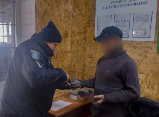 У Конотопі 28-річний чоловік викрав мотоцикл прямо з вулиці міста