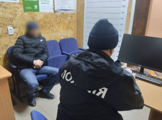 Конфлікт за столом: 45-річний чоловік на Сумщині чотири рази вдарив ножем 22-річного товариша