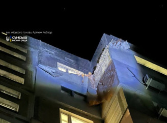 російський безпілотник влучив у багатоповерхівку в Сумах