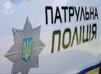 Пожежа через саморобну свічку: патрульні вивели чоловіка з палаючої квартири на Харківській