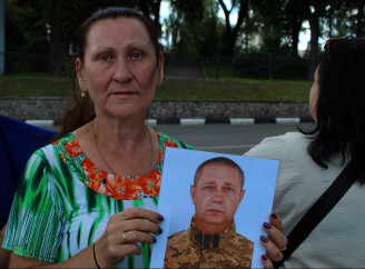 «Живу надією, що він у полоні» – рідні безвісти зниклих вийшли на акцію в Сумах