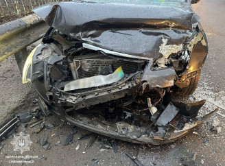 Зіткнення на зустрічній смузі: у Сумах внаслідок аварії госпіталізували літнього водія