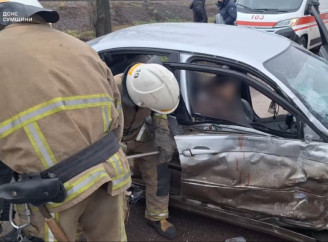 На Конотопщині рятувальники ДСНС вивільнили водія та пасажирку із понівечених в ДТП авто