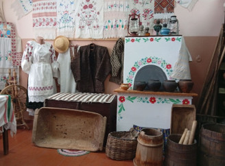 «Бабусина світлиця» - як сумські бібліотекарі збирають старовинні речі