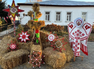 Дідух і різдвяні зірки - у Кролевці відкрили святкову локацію