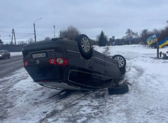 У Конотопі п’яний водій Volkswagen врізався в паркан і перекинувся