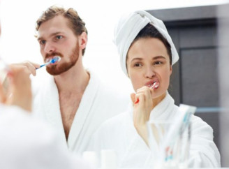 До чи після сніданку: стоматолог сказала, коли насправді чистити зуби