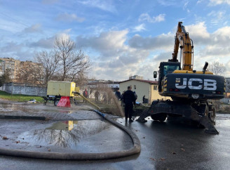 Ліквідація складного пориву колектора у Сумах триває