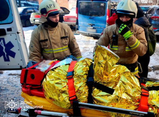 Рятувальна операція на вулиці Троїцькій: у Сумах госпіталізували літню жінку після падіння з 5-го поверху