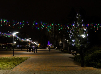 Світло гірлянд на темних вулицях Сум 