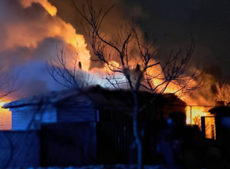 Через влучання ворожого дрона у Конотопі спалахнула масштабна пожежа