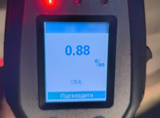 Порушення комендантської години: у Сумах патрульні затримали п'яну водійку BMW