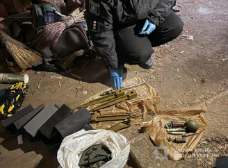 У Лебединській громаді поліцейські виявили у чоловіка майже сотню набоїв, гранату Ф-1 та складову міни