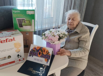 Жителька Ромен Зінаїда Пишна відсвяткувала свій 100-й день народження