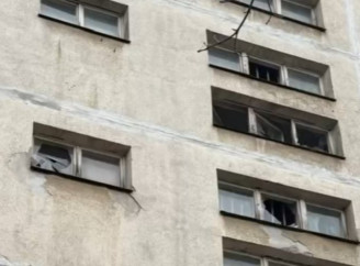 У Сумах ворожий безпілотник пошкодив багатоповерхівку та нежитлове приміщення