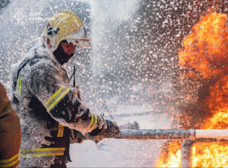 Поблизу Сум ліквідували масштабну пожежу, що виникла через атаку дронів