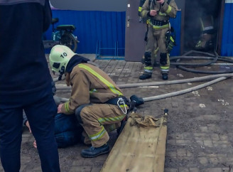 Винесли непритомним із вогню: рятувальники врятували чоловіка на пожежі в Тростянці