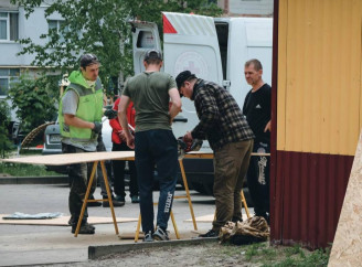 Ліквідація наслідків обстрілу в Сумах: у житлових будинках понівечено більше 200 вікон та балконів