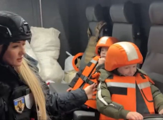 Евакуація під обстрілами: «Білі янголи» вивезли матір із трійнятами з Ворожбянської громади