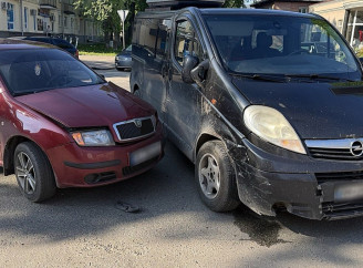 У Сумах на перехресті не розминулися Opel та Skoda: травмовано жінку