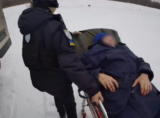 Рятувальний рейс під обстрілами: поліцейські евакуювали 86-річну жінку з прикордоння Білопільщини