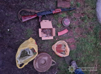 Арсенал у приватному будинку: у мешканця Недригайлова вилучили автомат та міни