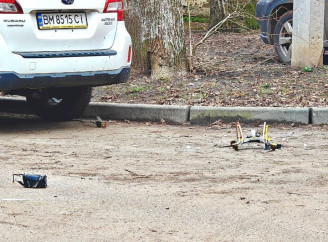 У центрі Сум виявили дрон із вибухівкою біля автомобіля