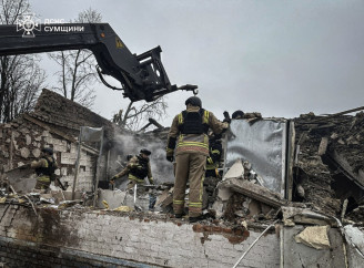Рятувальники ДСНС деблокували тіла двох загиблих жінок після авіаудару росією по магазину на Сумщині