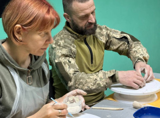 «Запеклий горщик» —  як майстриня з Лебедина відроджує гончарство і допомагає ЗСУ