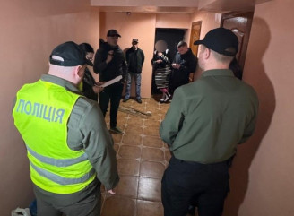 На Сумщині поліція затримала сутенерку, яка вербувала 16-річну дівчину
