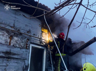 Пожежа в Кролевці: вогонь пошкодив будинок та травмував подружжя пенсіонерів