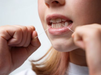 Іригатор чи зубна нитка: що краще для гігієни ротової порожнини