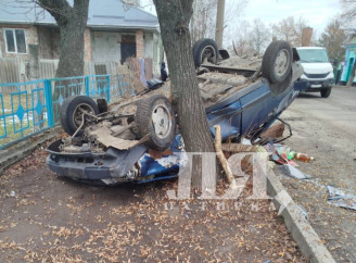 В Охтирці ВАЗ врізався в дерево та перекинувся: водія госпіталізували