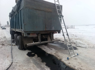 Мільйонні збитки та спроба підкупу поліції: на Сумщині затримали банду «нафтовиків»
