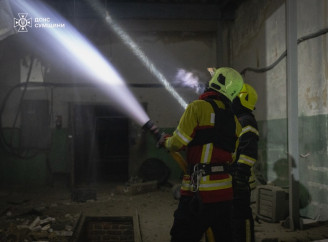 Нічна атака на Суми: у Зарічному районі рашисти поцілили в нежитлову будівлю