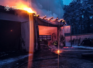 Пожежа у Лебедині: рятувальники гасили гараж із вантажівкою всередині