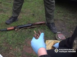 У двох мешканців Роменщини вилучили автомат, пістолет та боєприпаси